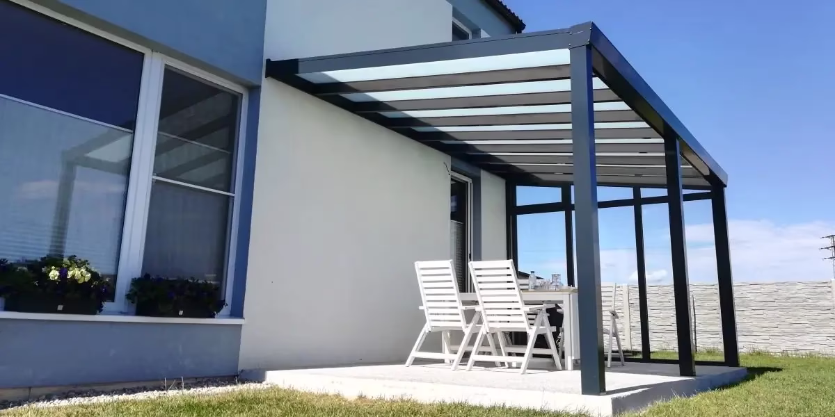 Hliníková pergola DELUXE se skleněnou střechou