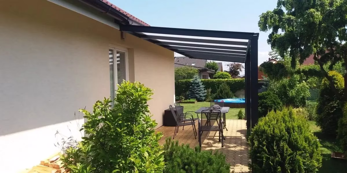 Hliníková pergola ALcentrum připravená k montáži