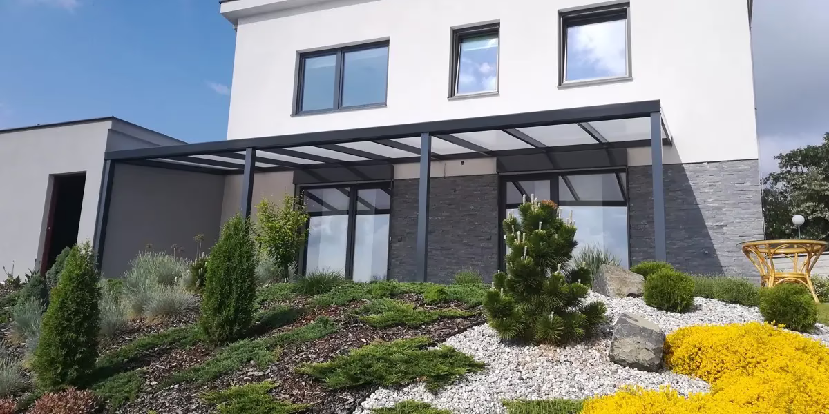 Hliníková pergola PROFI nad terasou