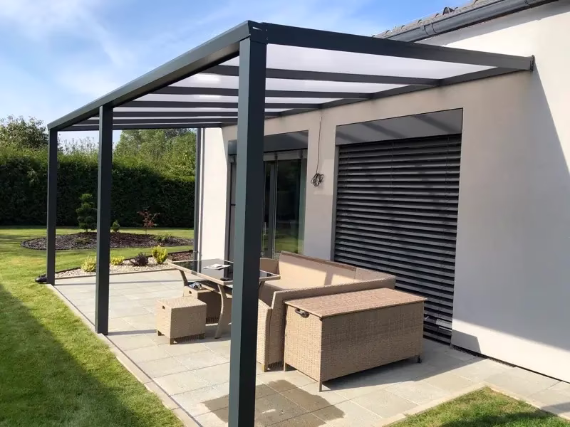 Hotová hliníková pergola u domu