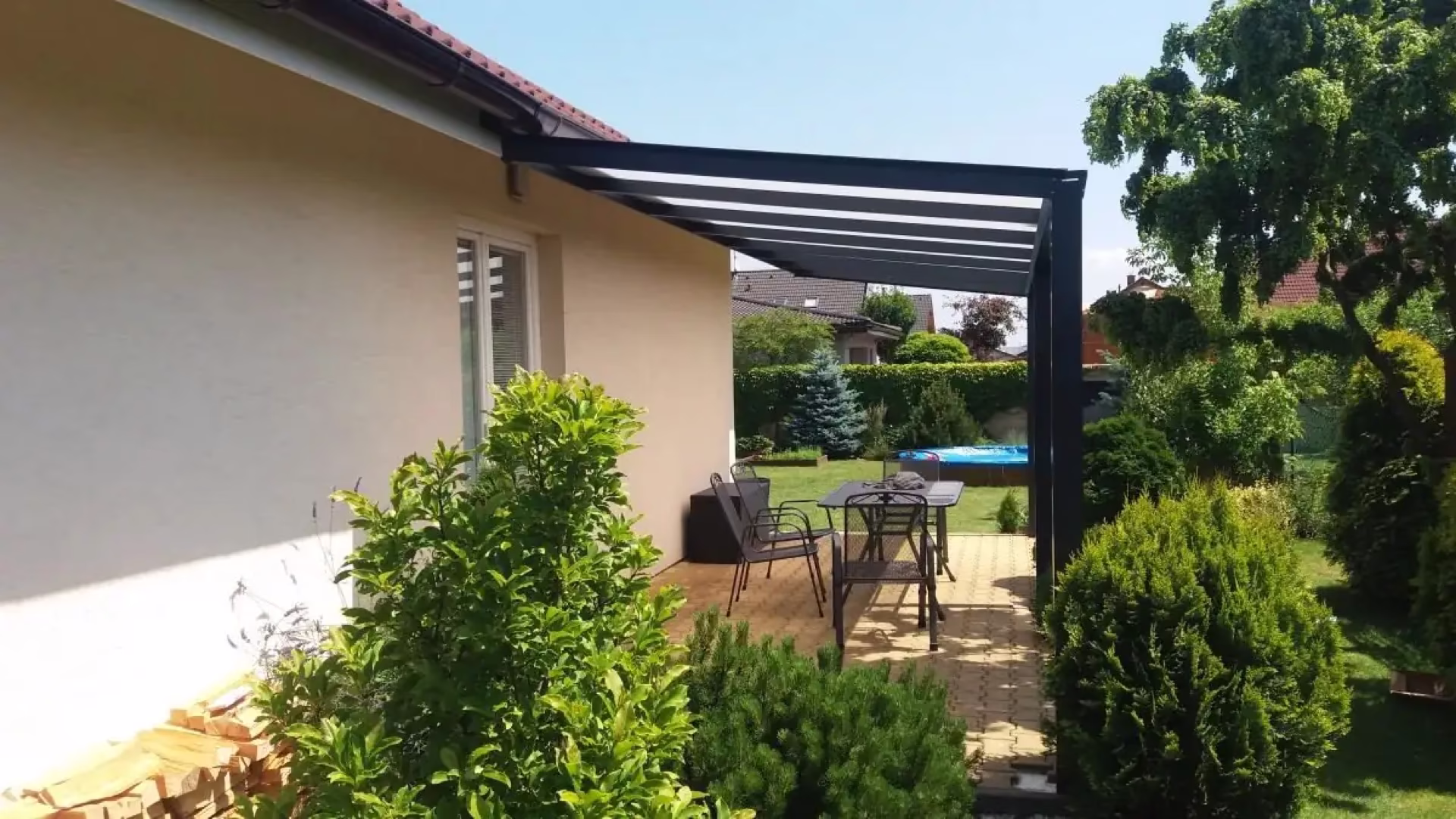 Hliníková pergola ALcentrum na české terase u rodinného domu. Skvělé vlastnosti hliníkových profilů