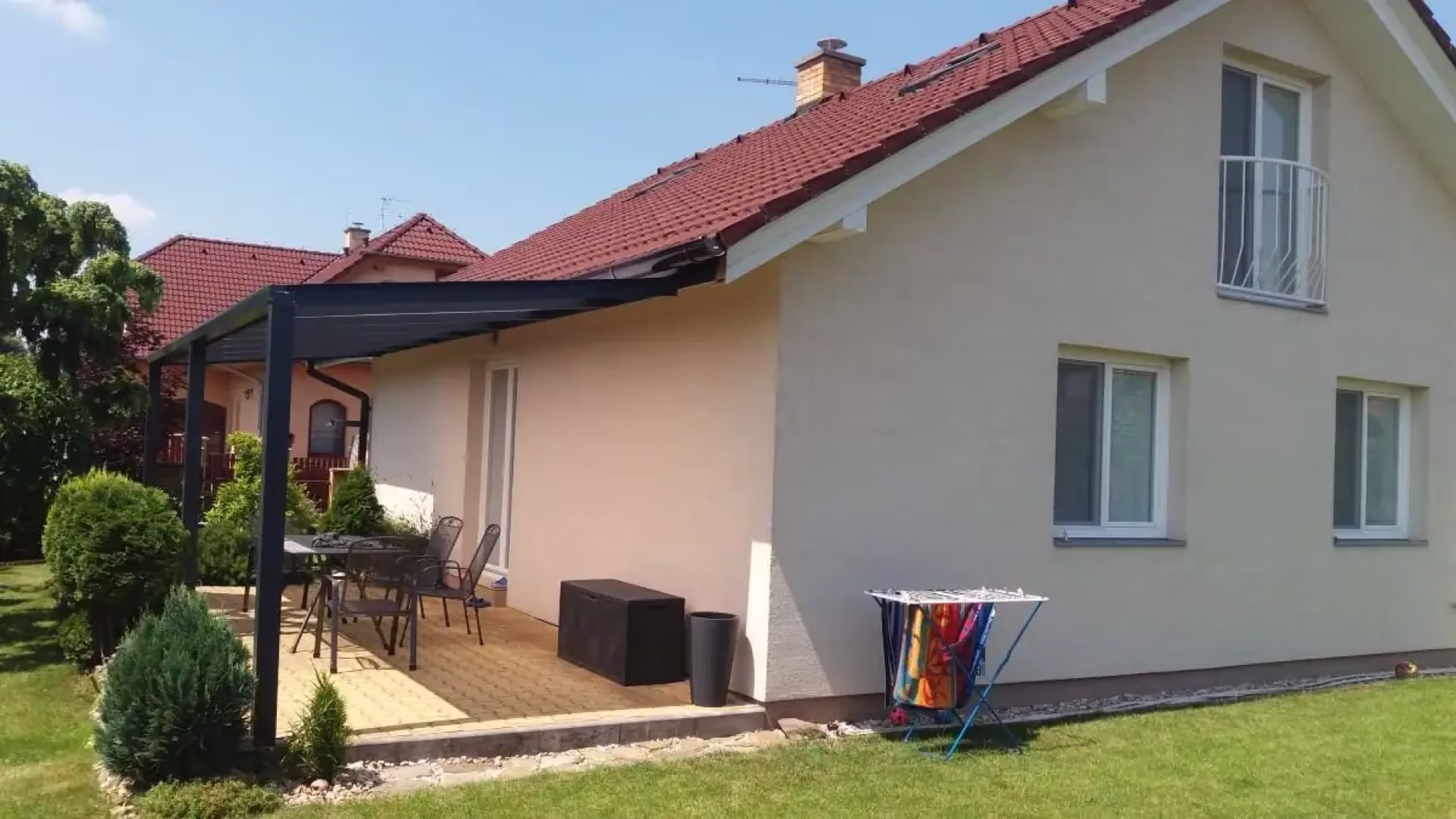 Hliníková pergola ALcentrum na české terase u rodinného domu. V nabídce naší společnosti najdete 3 typy hliníkových pergol