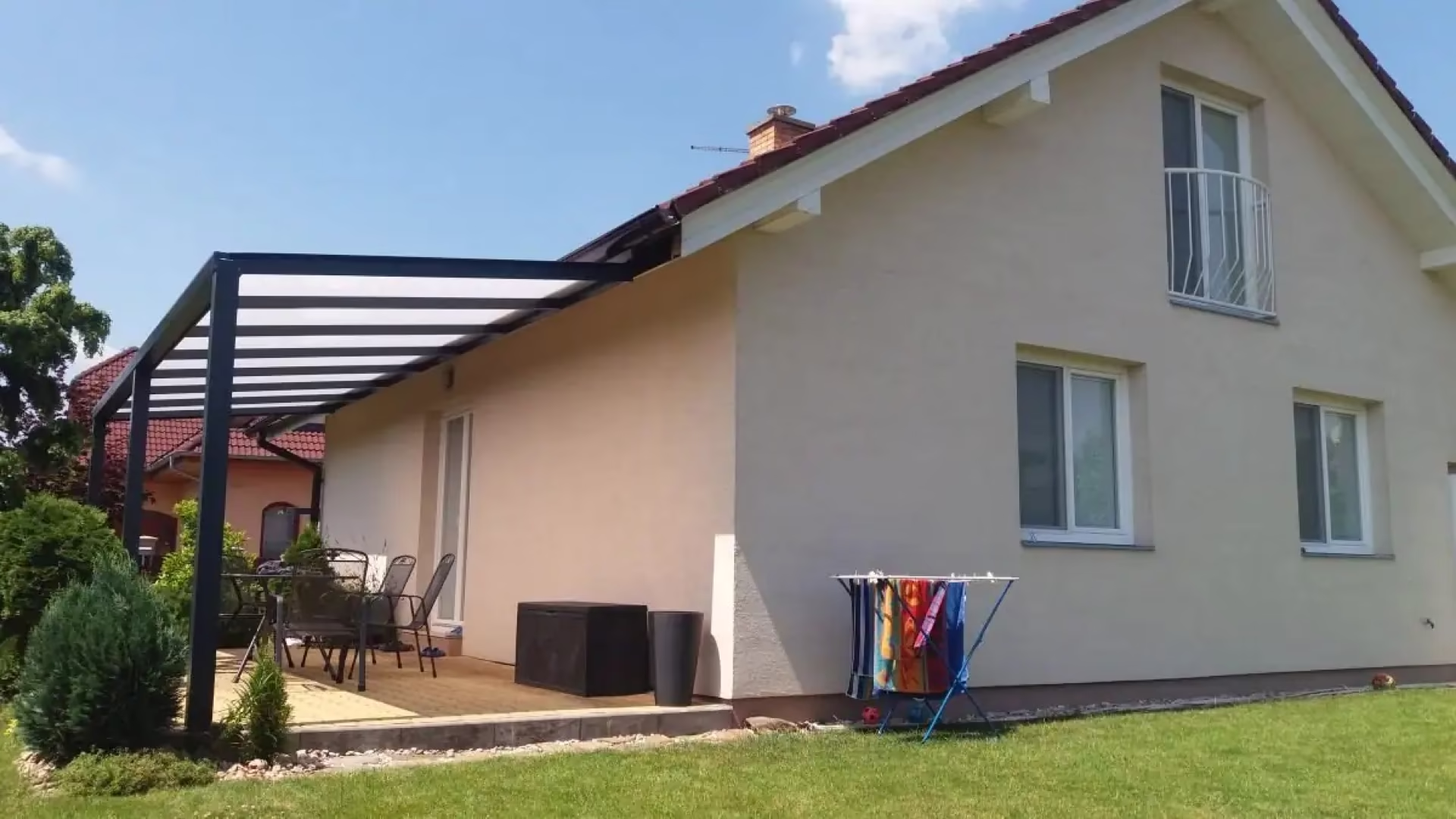 Hliníková pergola ALcentrum na české terase u rodinného domu
