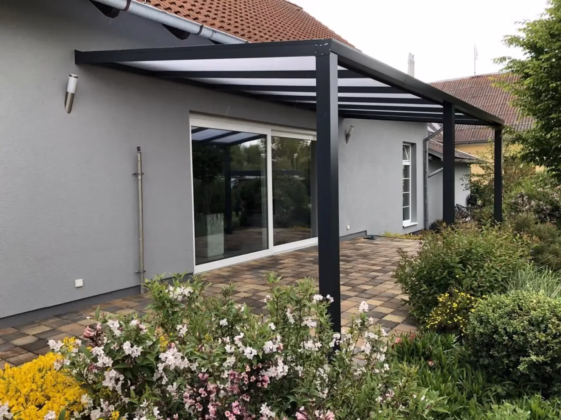 Hliníková pergola ALcentrum na české terase u rodinného domu
