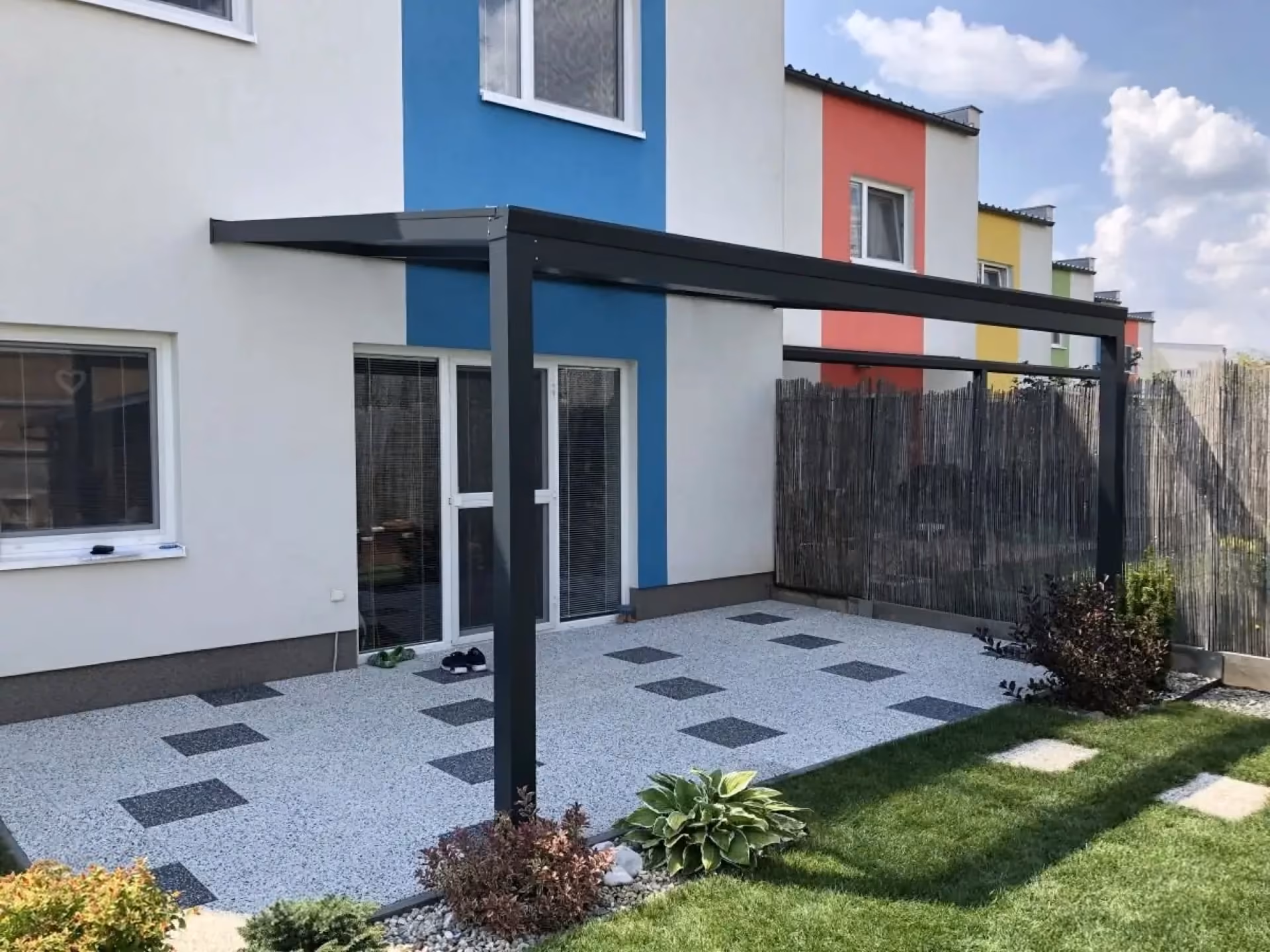 Hliníková pergola ALcentrum na české terase u rodinného domu