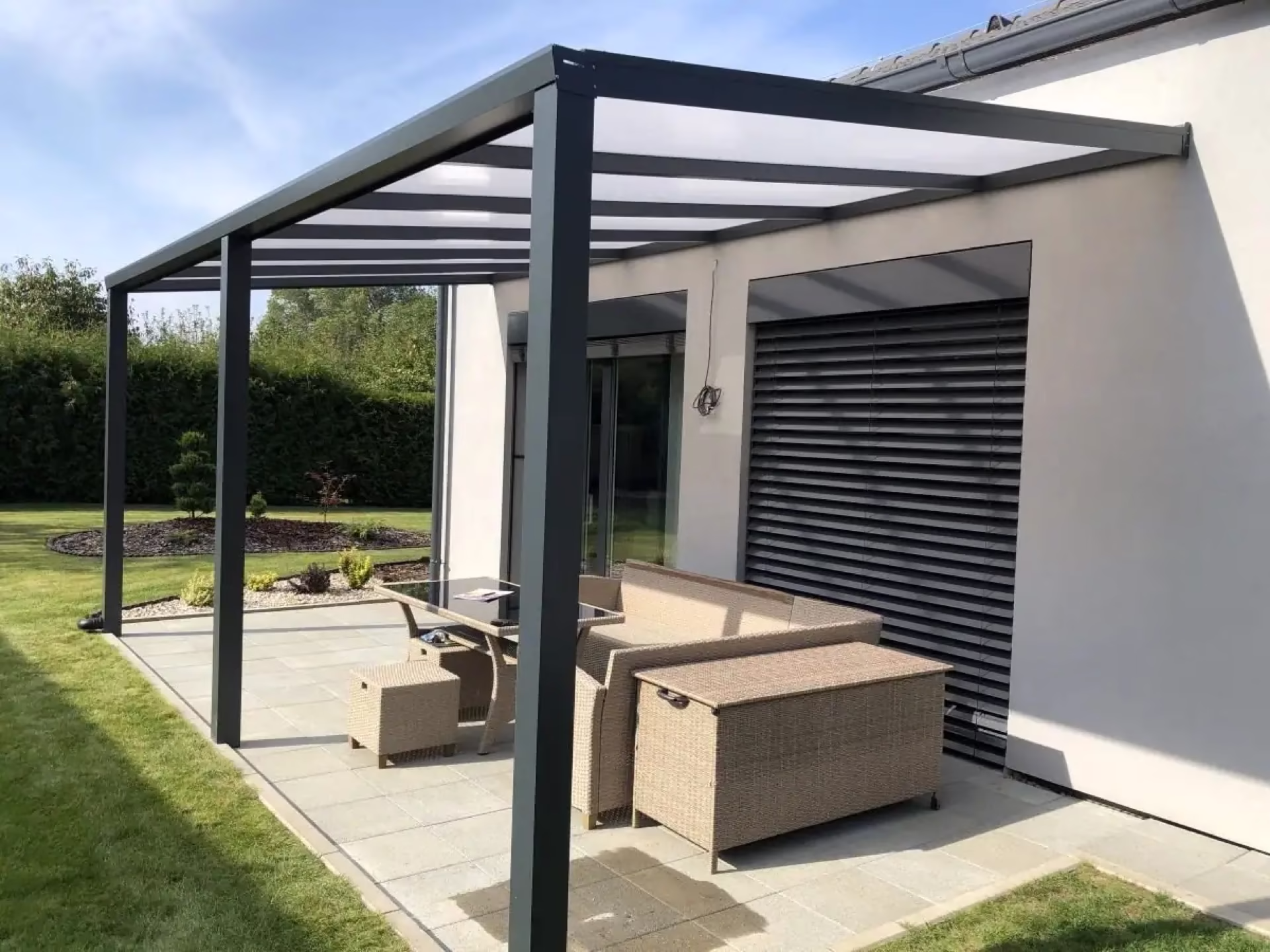 Hliníková pergola ALcentrum na české terase u rodinného domu