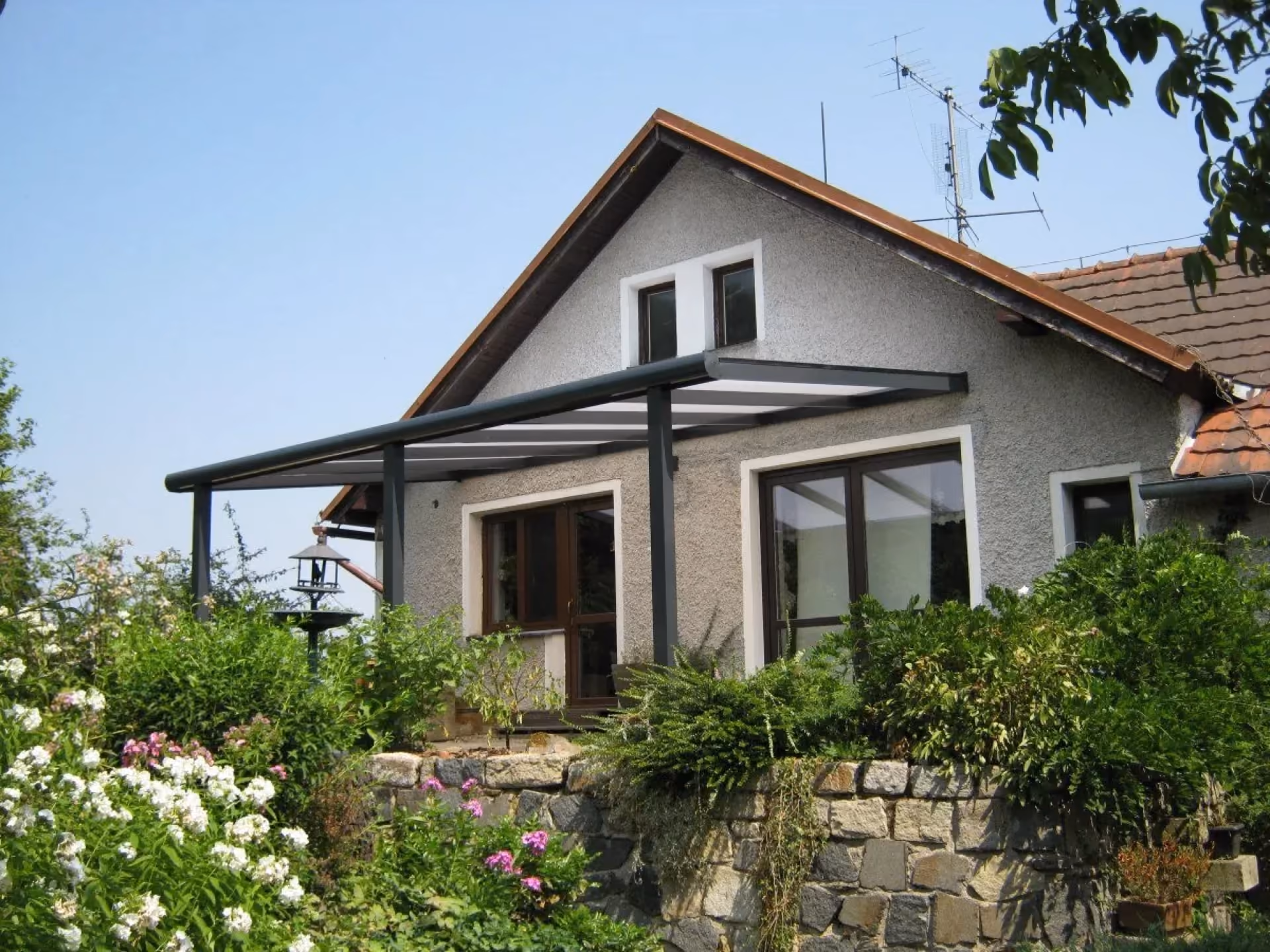 Hliníková pergola PROFI nad terasou u rodinného domu