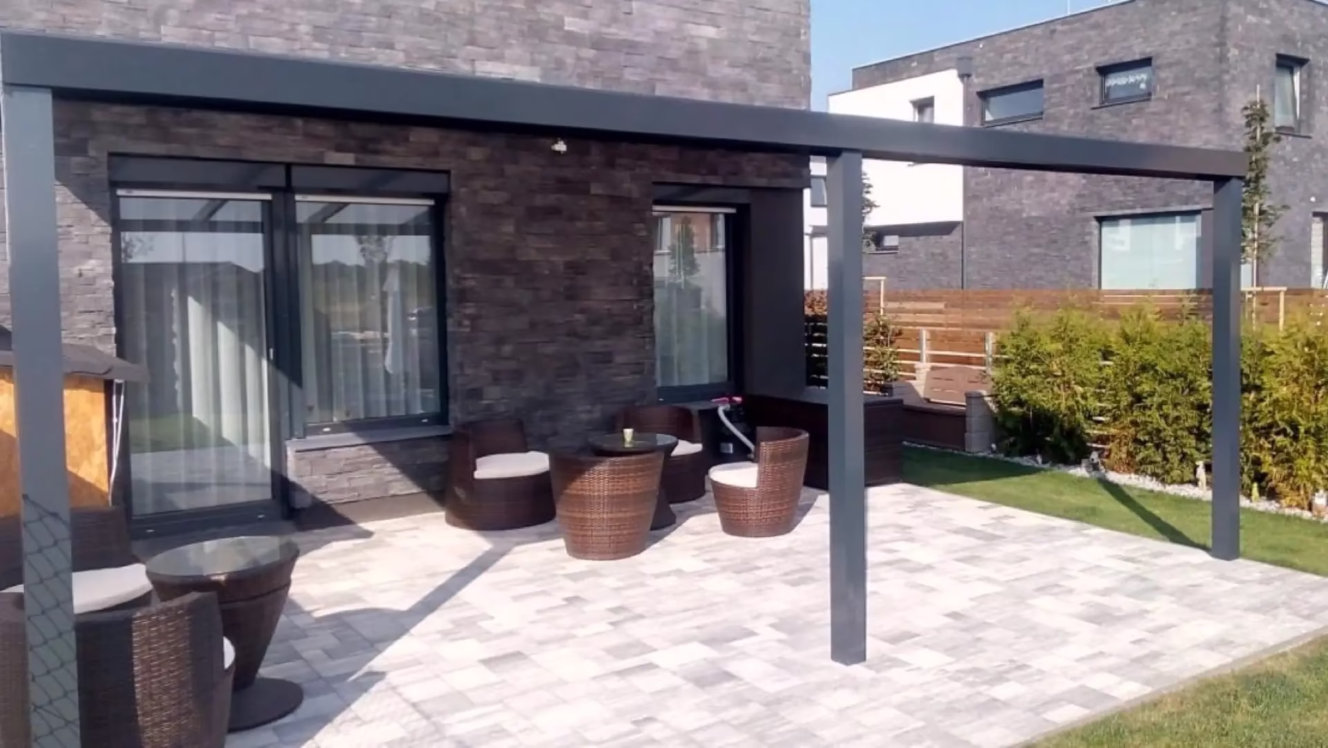 Hliníková pergola s otevřenými boky nad terasou se sezením